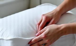 Hand adjusting pillow fill